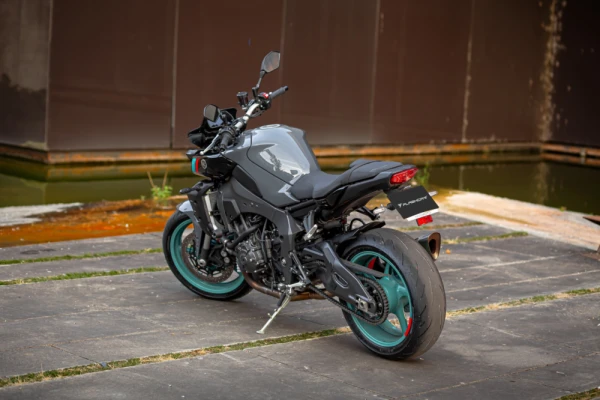 Yamaha MT-10 AKRAPOVIC 9
