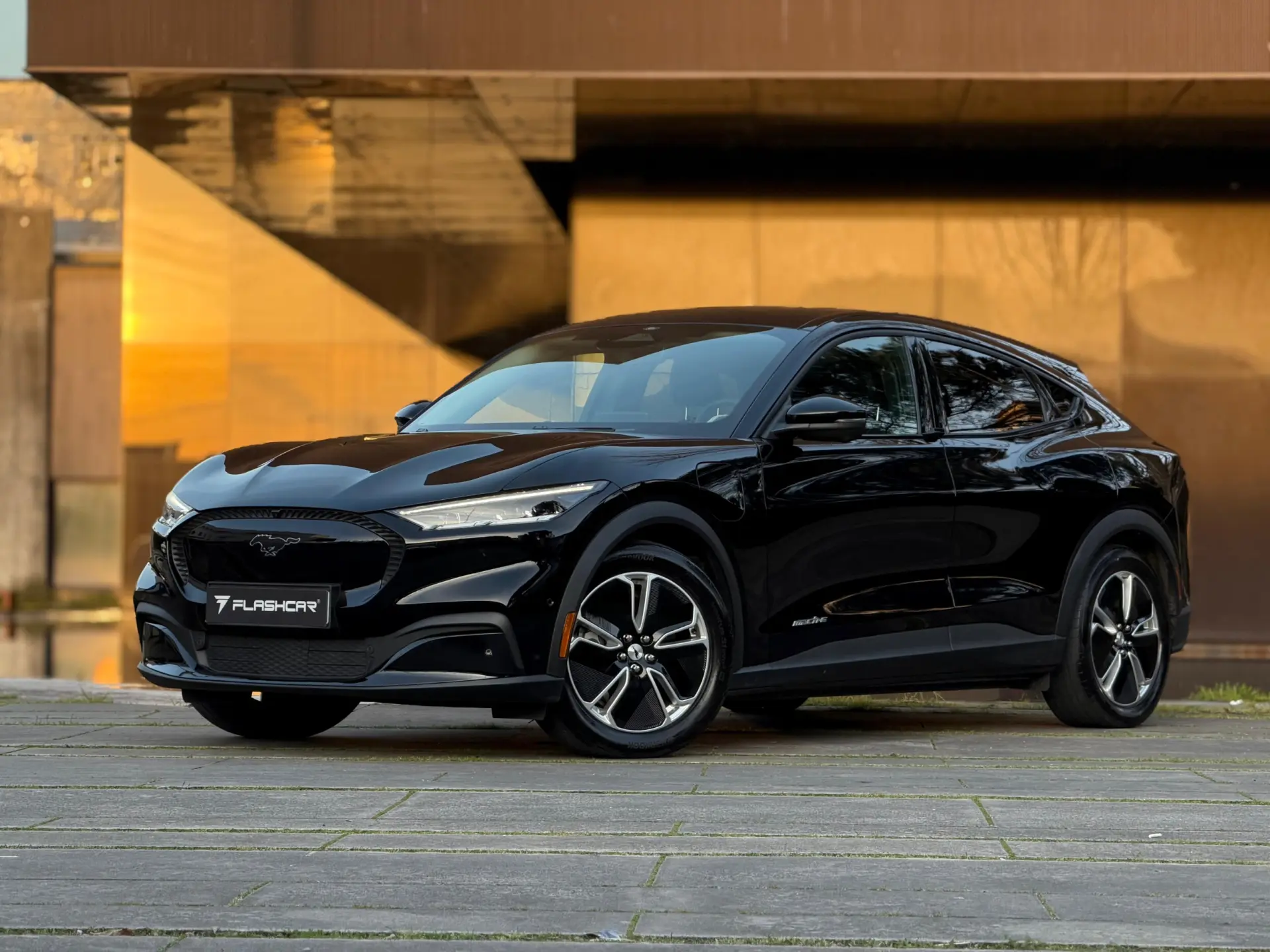 Ford Mustang Mach-E 75.7 kWh Base 2