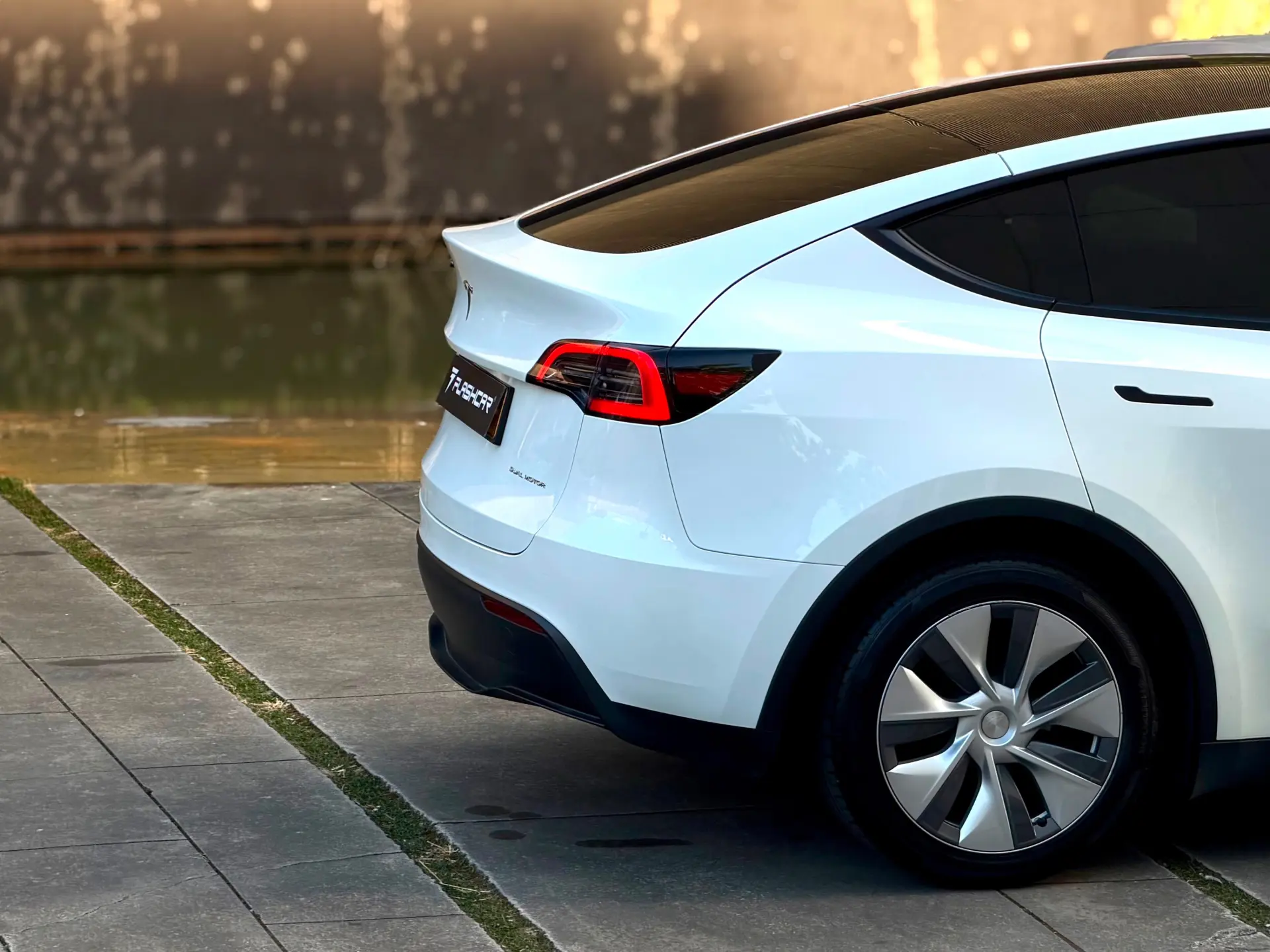 Tesla Model Y Long Range Dual Motor AWD 17