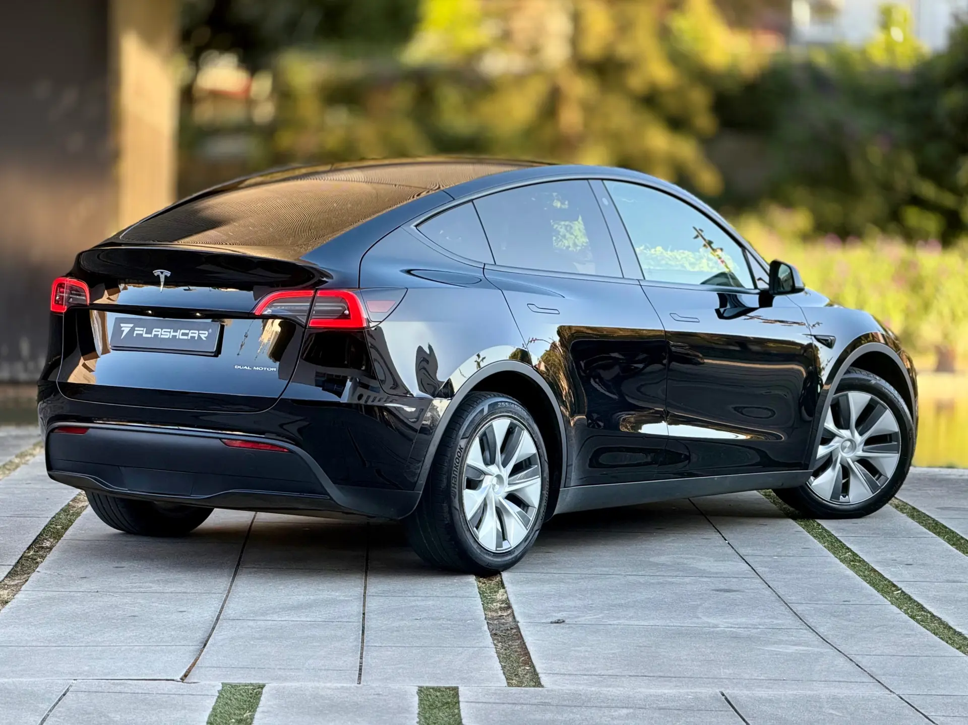 Tesla Model Y Long Range Dual Motor AWD 16