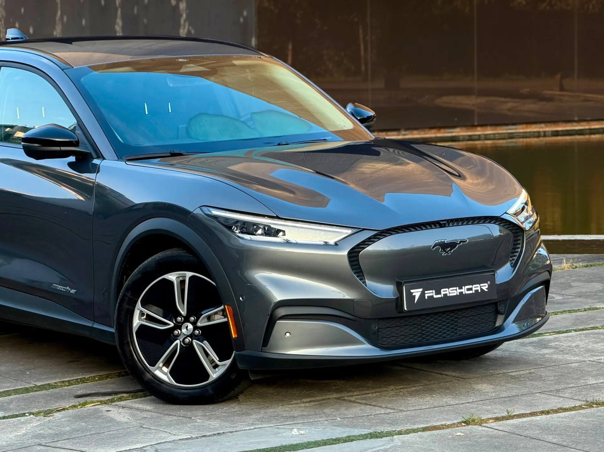 Ford Mustang Mach-E Mach-E SR RWD 76 kWh 198 kW 3