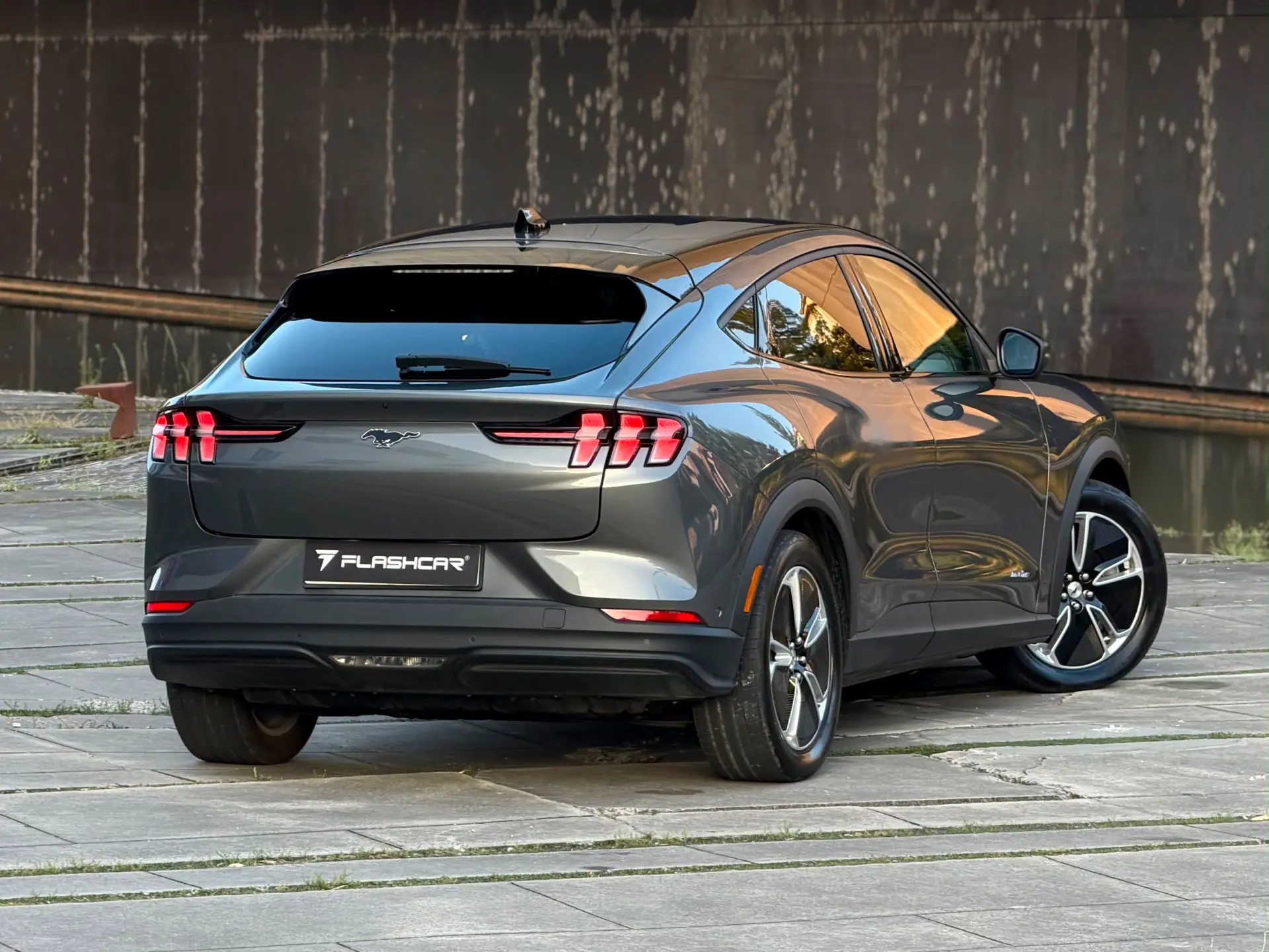 Ford Mustang Mach-E Mach-E SR RWD 76 kWh 198 kW 37