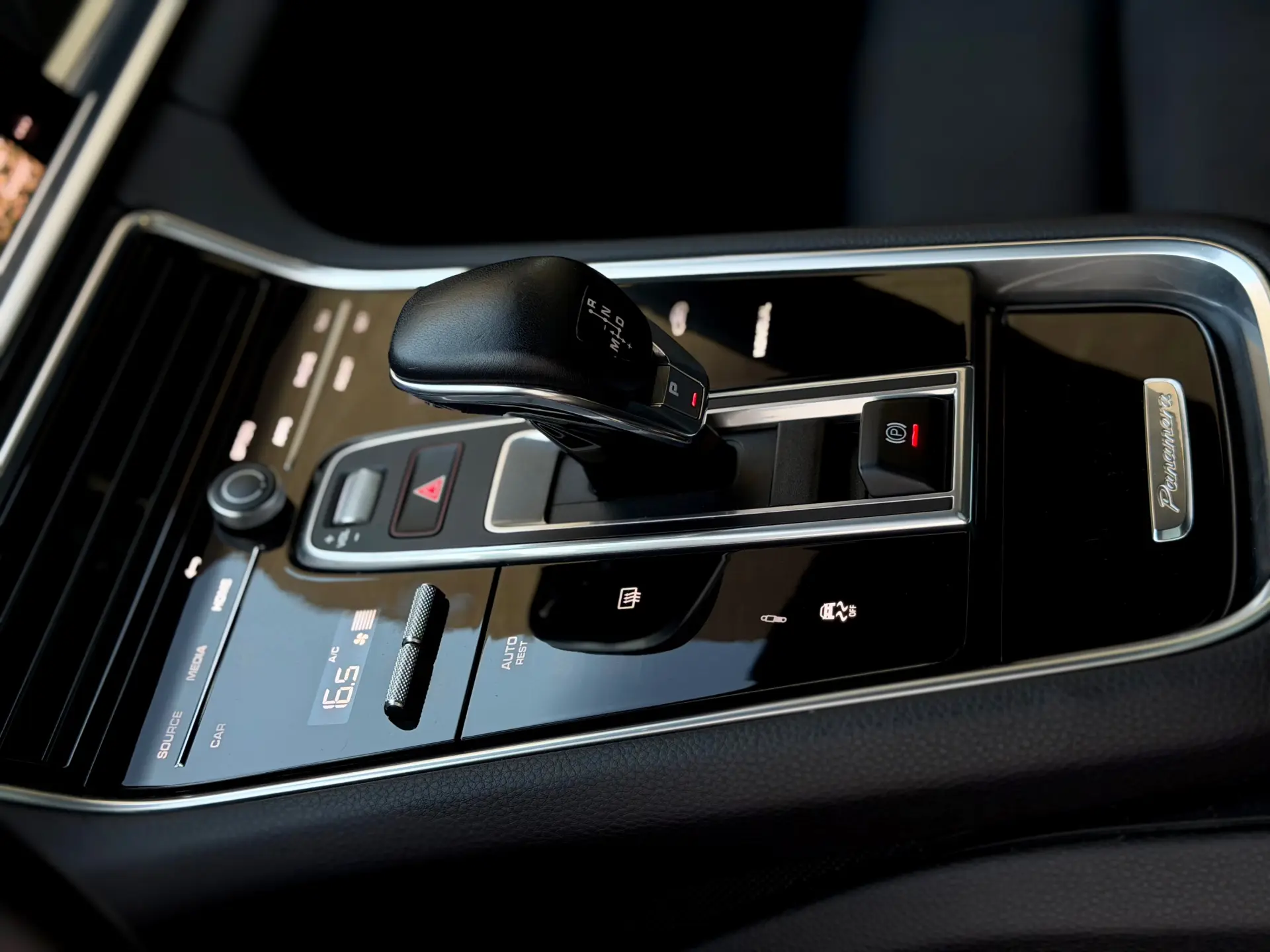 Porsche Panamera Sport Turismo 4 E-Hybrid Platinum Edition PDLS 43
