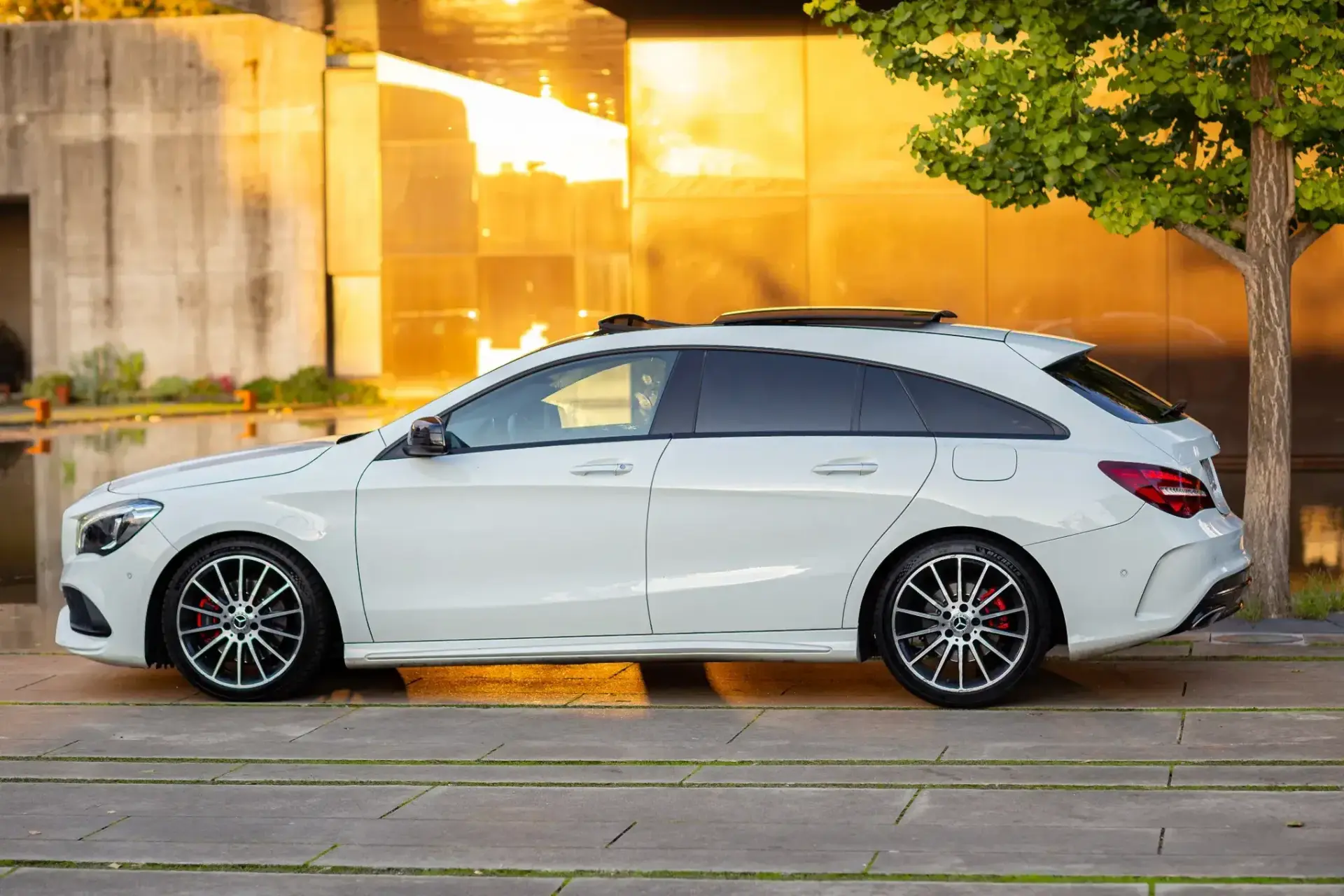 Mercedes-Benz CLA 220 Shooting Brake d 4Matic 7G-DCT AMG Line 25