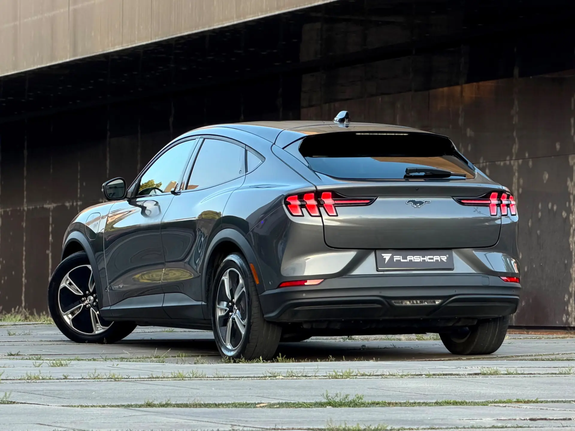 Ford Mustang Mach-E Mach-E SR RWD 76 kWh 198 kW 36