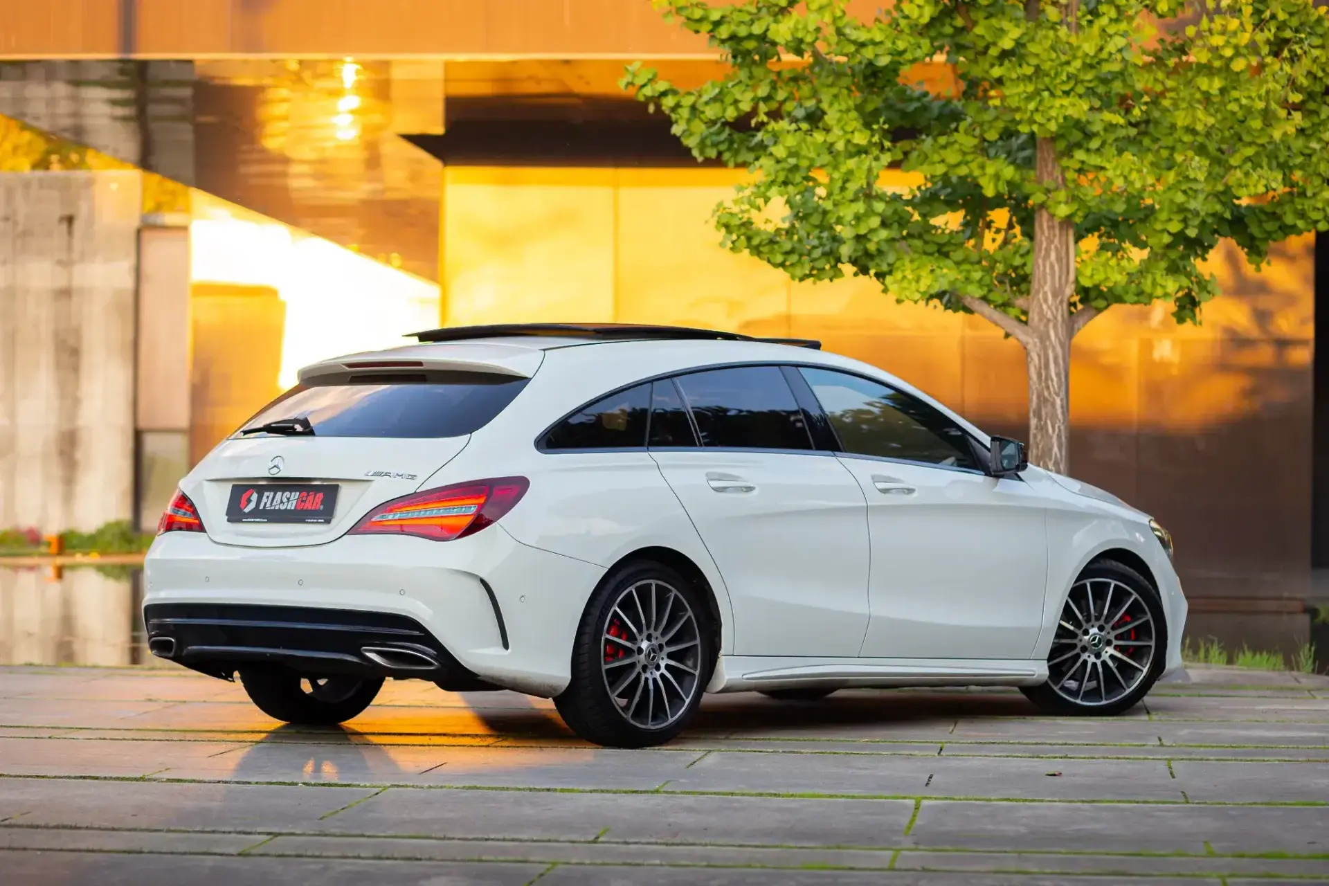 Mercedes-Benz CLA 220 Shooting Brake d 4Matic 7G-DCT AMG Line 2