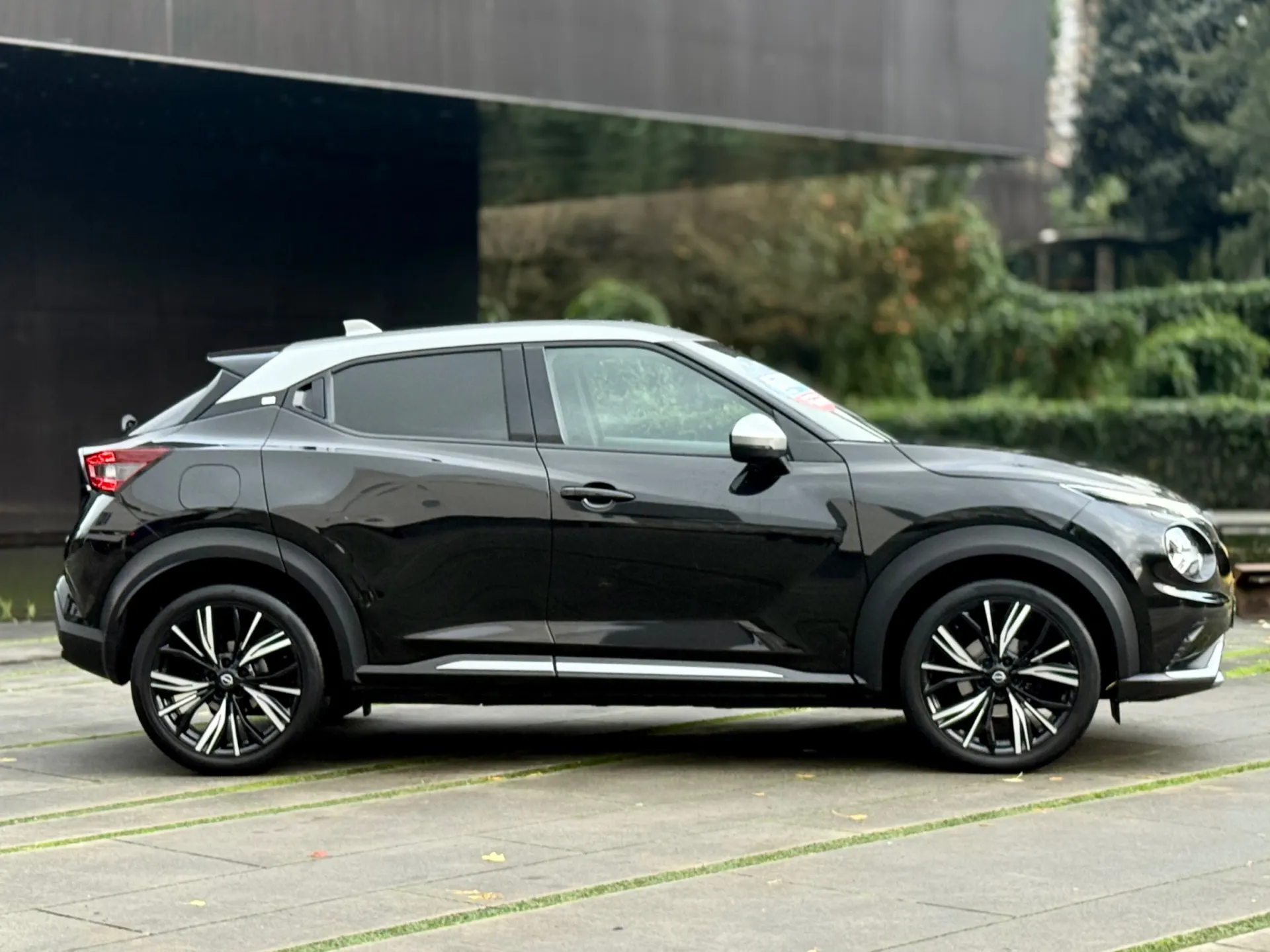 Nissan Juke DIG-T N-Design Black 24