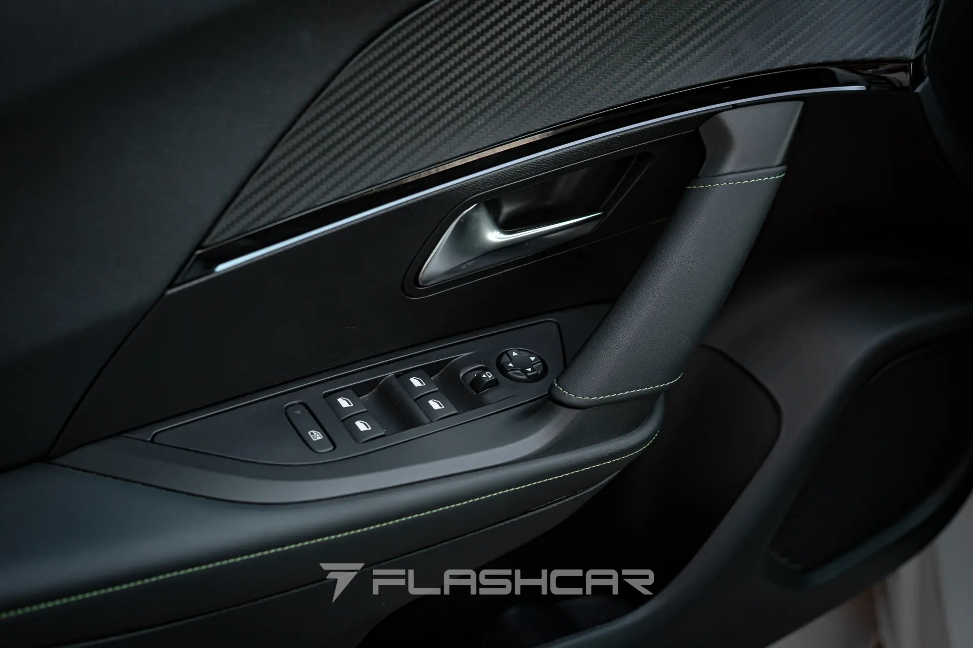 Peugeot e-2008 GT 12