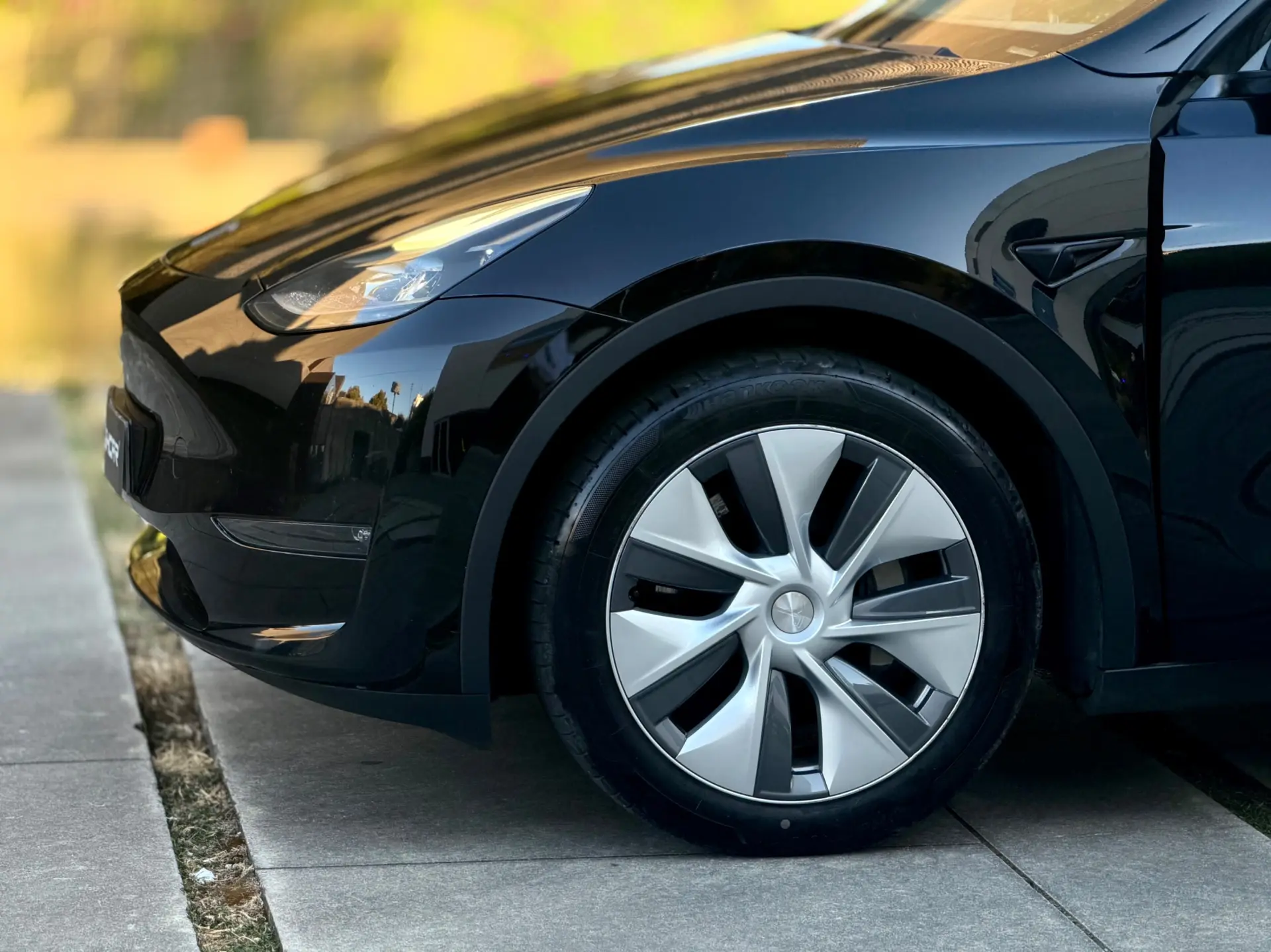 Tesla Model Y Long Range Dual Motor AWD 8