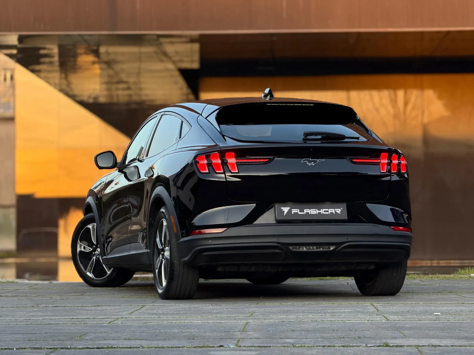 Ford Mustang Mach-E 75.7 kWh Base 12