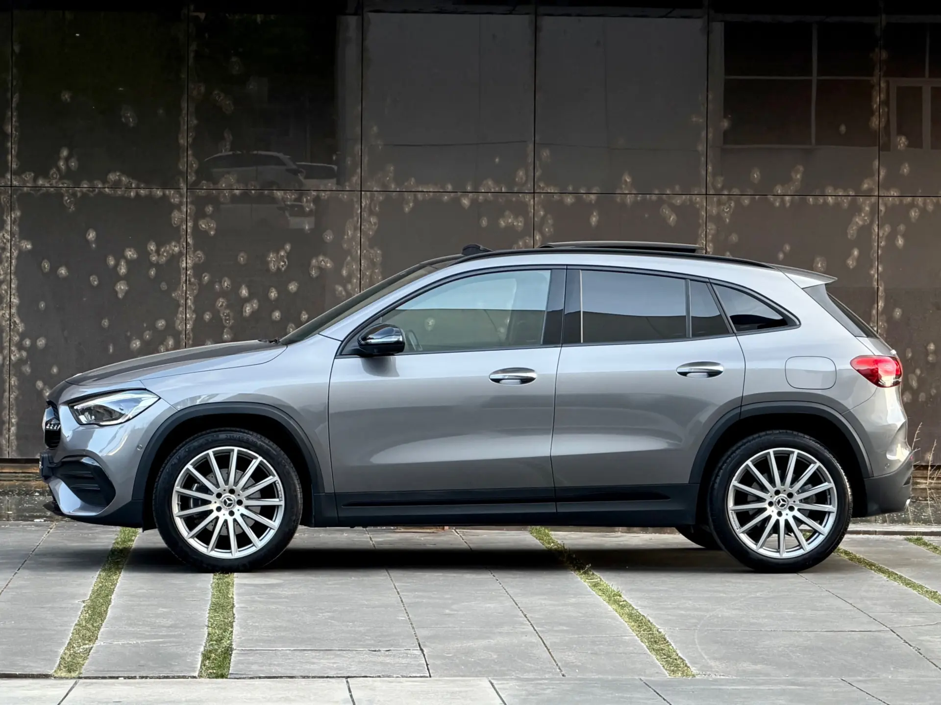 Mercedes-Benz GLA 250 e 8G-DCT AMG Line 14