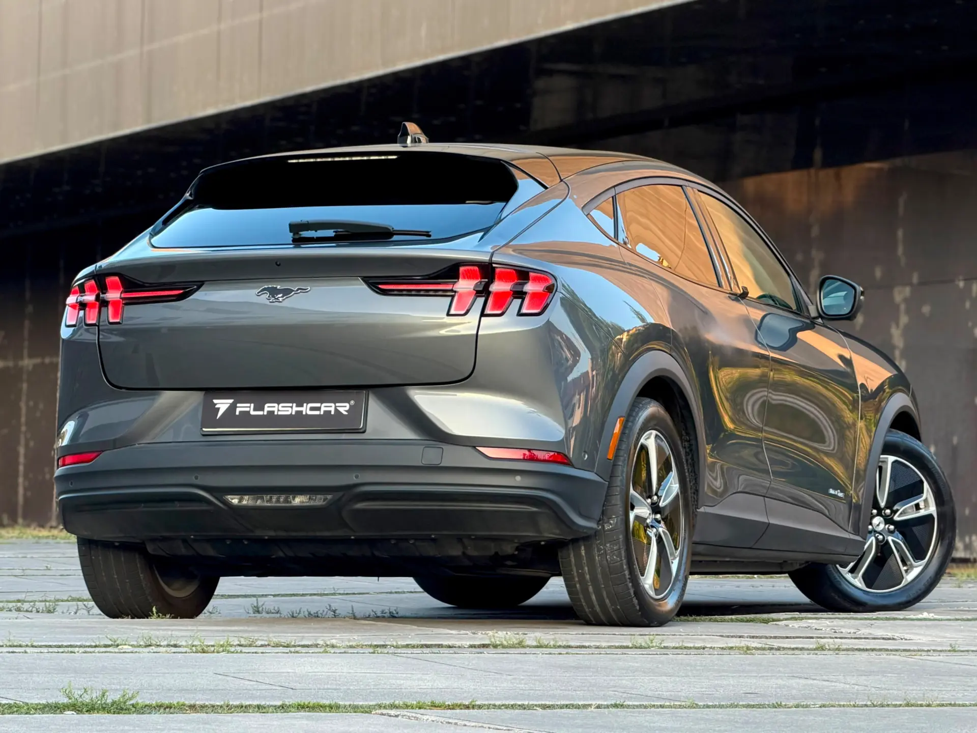 Ford Mustang Mach-E Mach-E SR RWD 76 kWh 198 kW 35