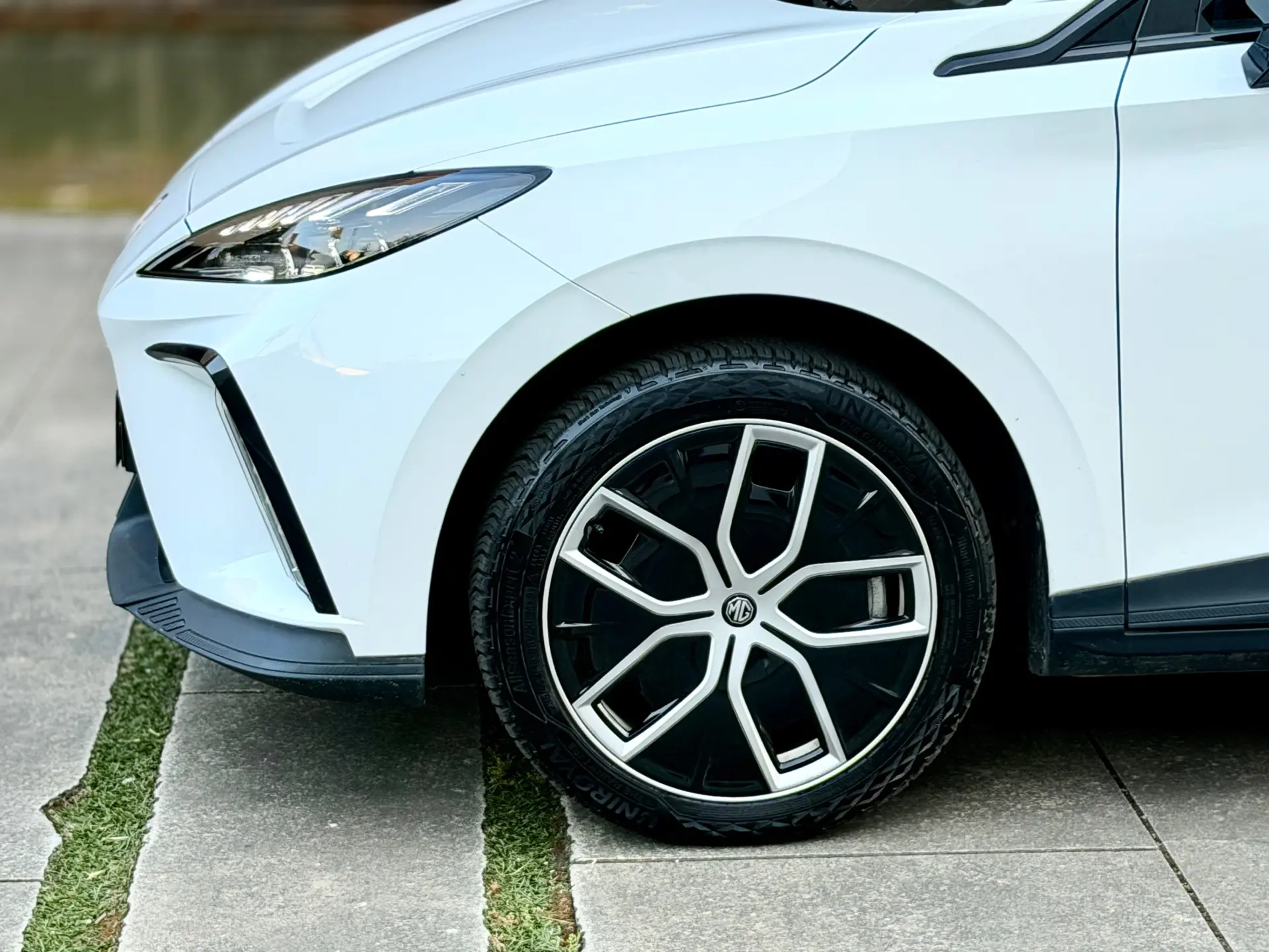 MG MG4 Trophy Ext Range 77 kWh 245 hp 17