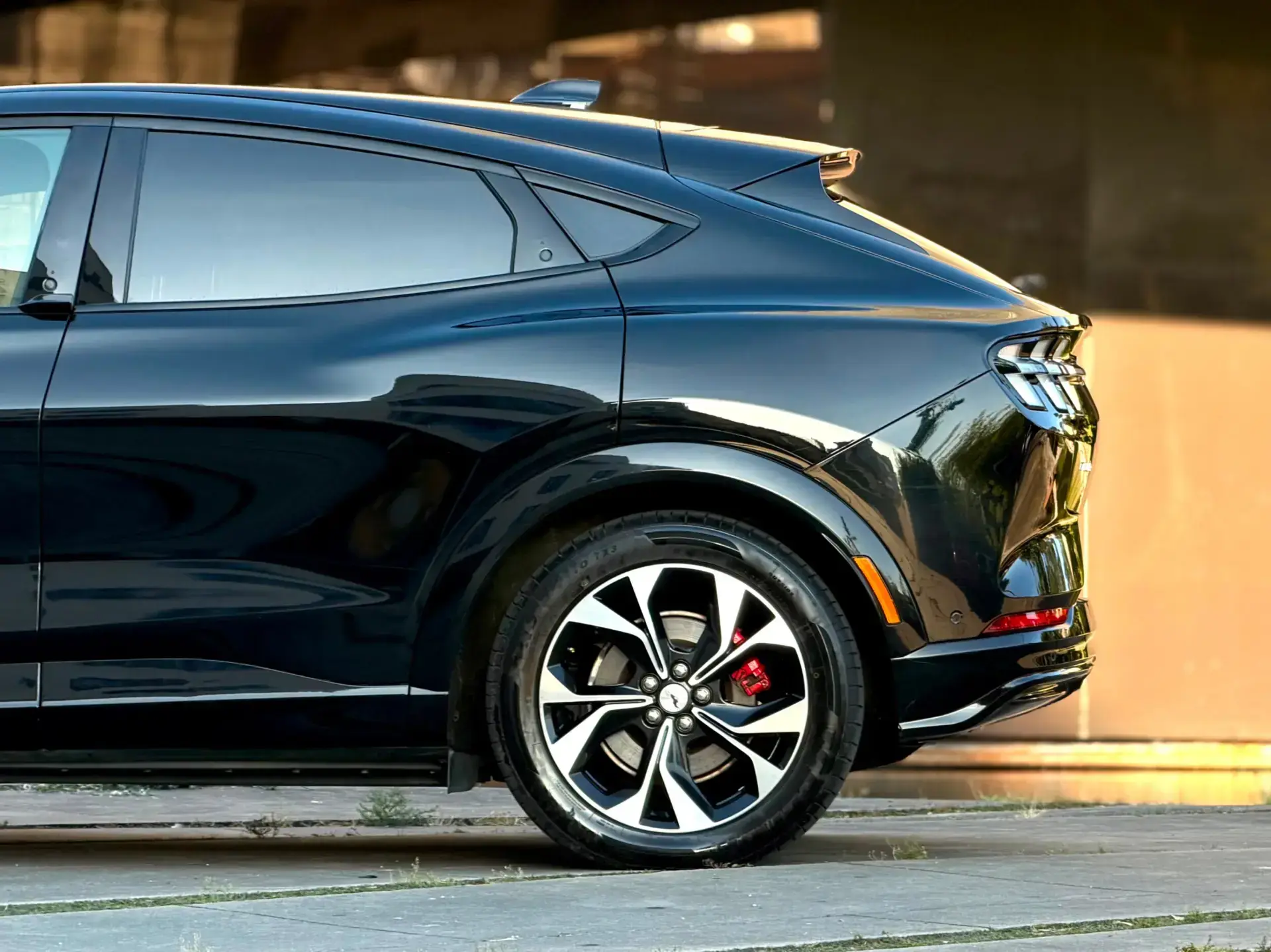 Ford Mustang Mach-E 75.7 kWh AWD RSK 25