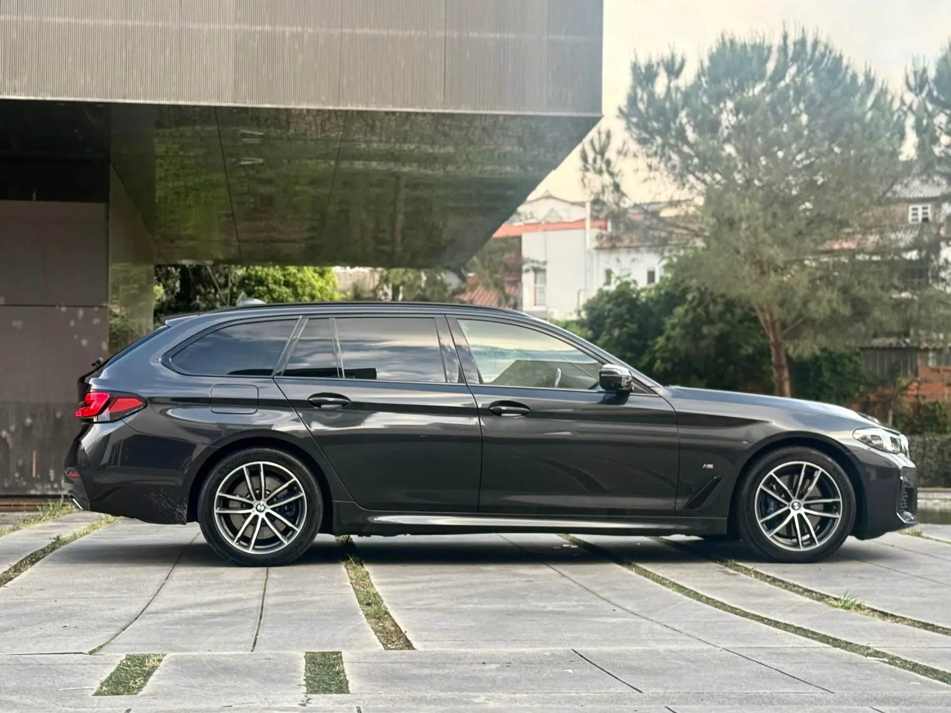 BMW 520 e Pack M 13
