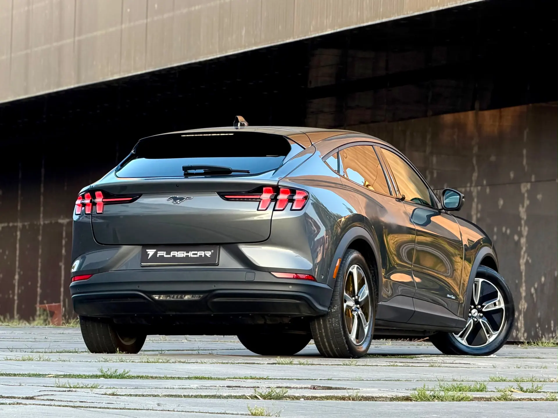 Ford Mustang Mach-E Mach-E SR RWD 76 kWh 198 kW 33