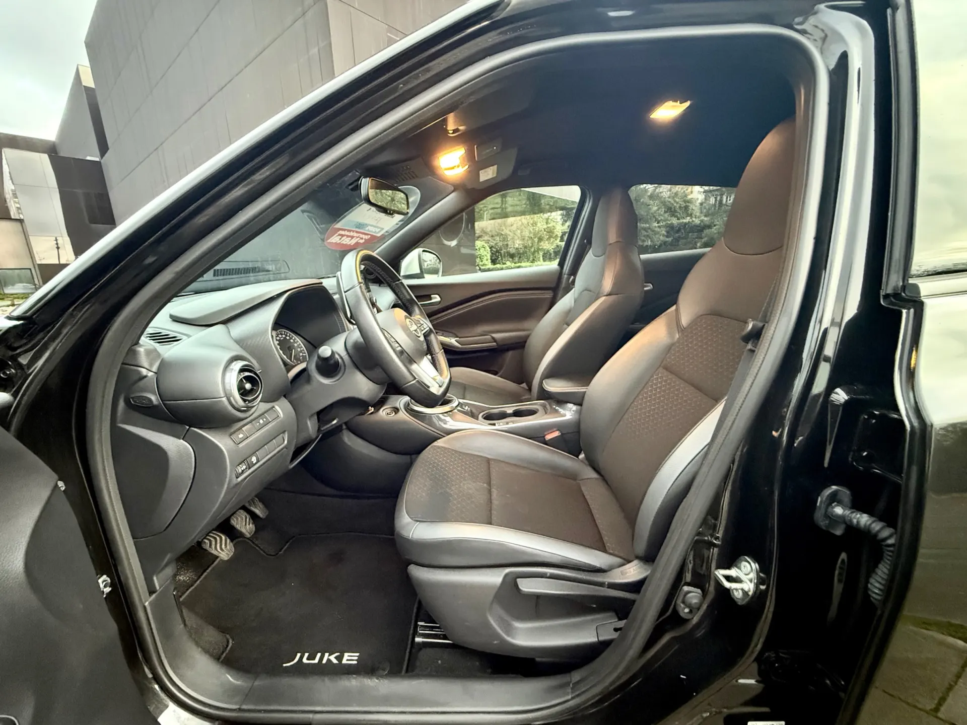 Nissan Juke DIG-T N-Design Black 16