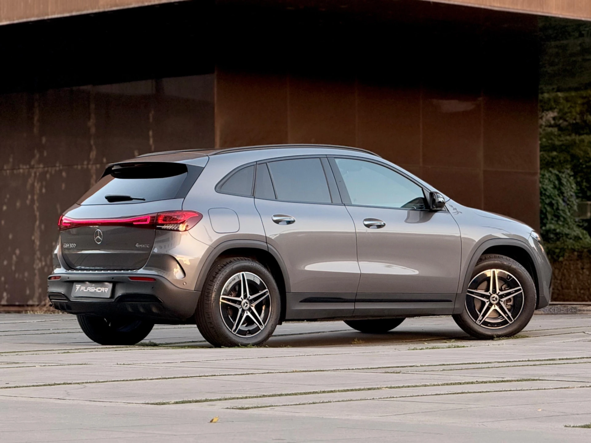 Mercedes-Benz EQA 300 4Matic AMG Line 6