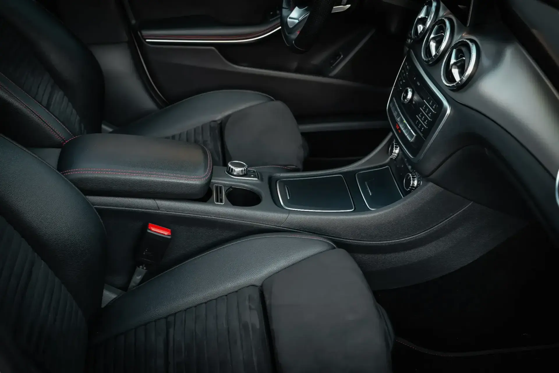 Mercedes-Benz CLA 220 Shooting Brake d 4Matic 7G-DCT AMG Line 34