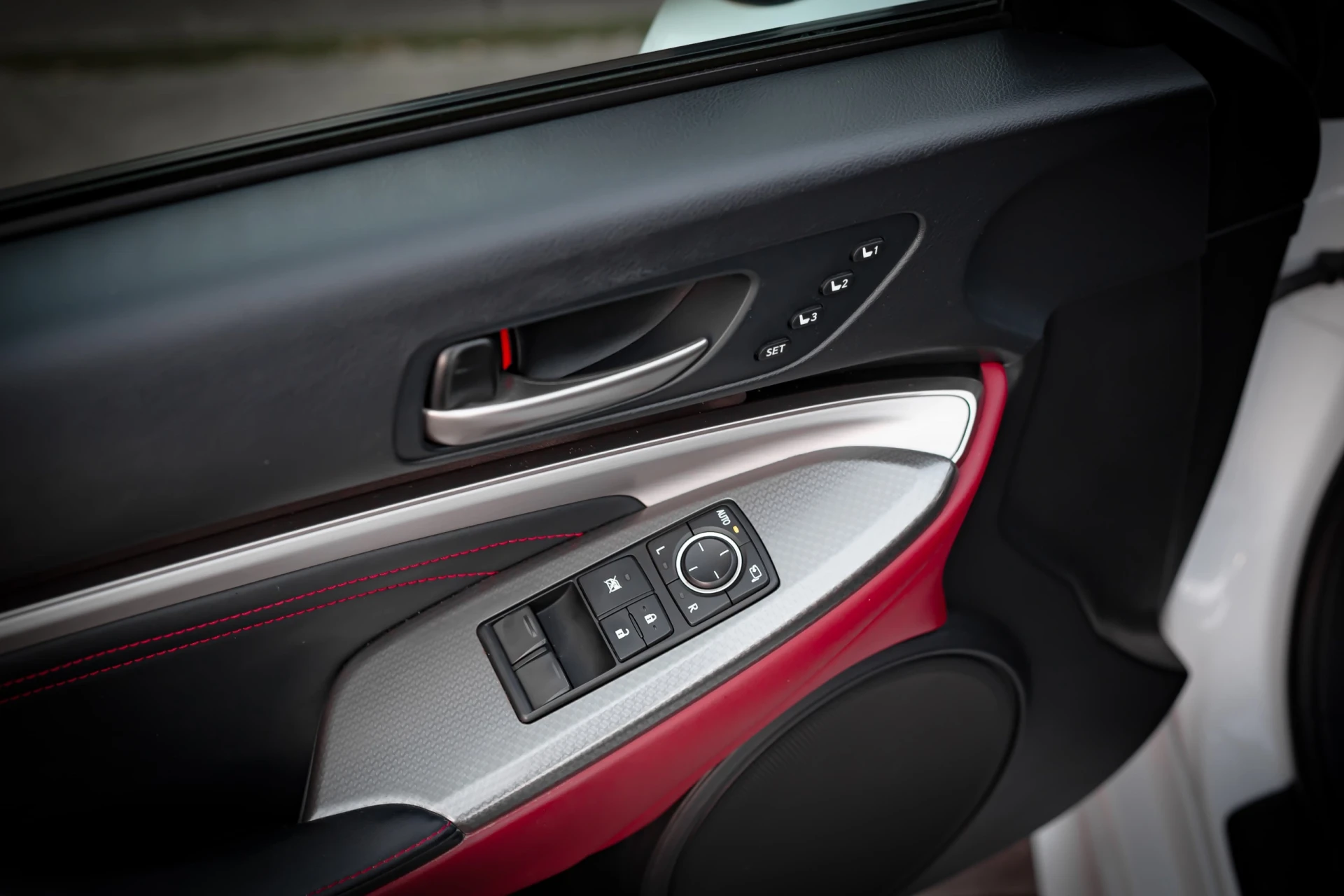 Lexus RC 300h F Sport 33