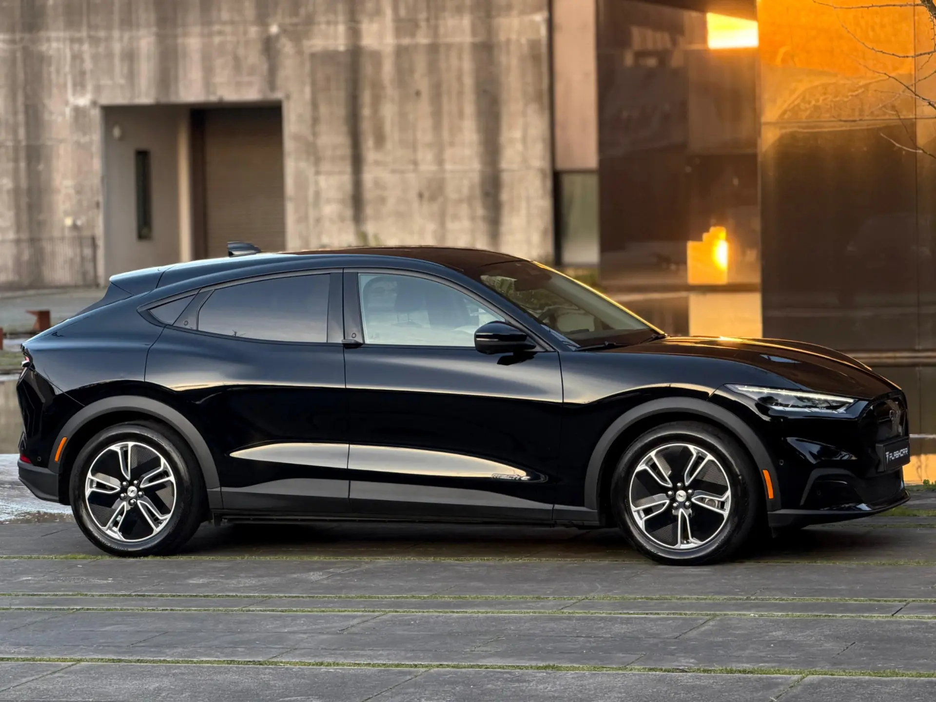 Ford Mustang Mach-E 75.7 kWh Base 7