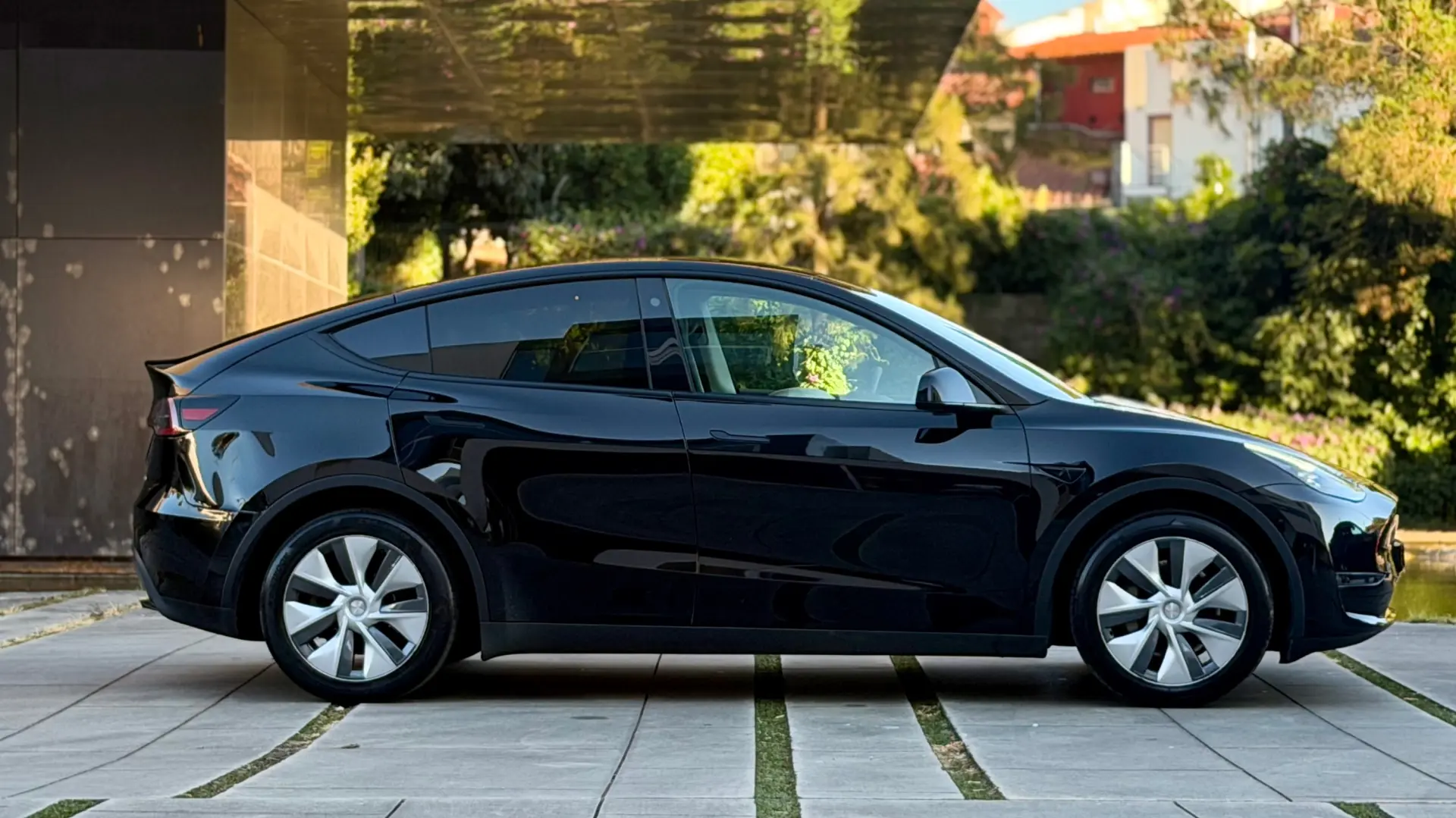 Tesla Model Y Long Range Dual Motor AWD 14