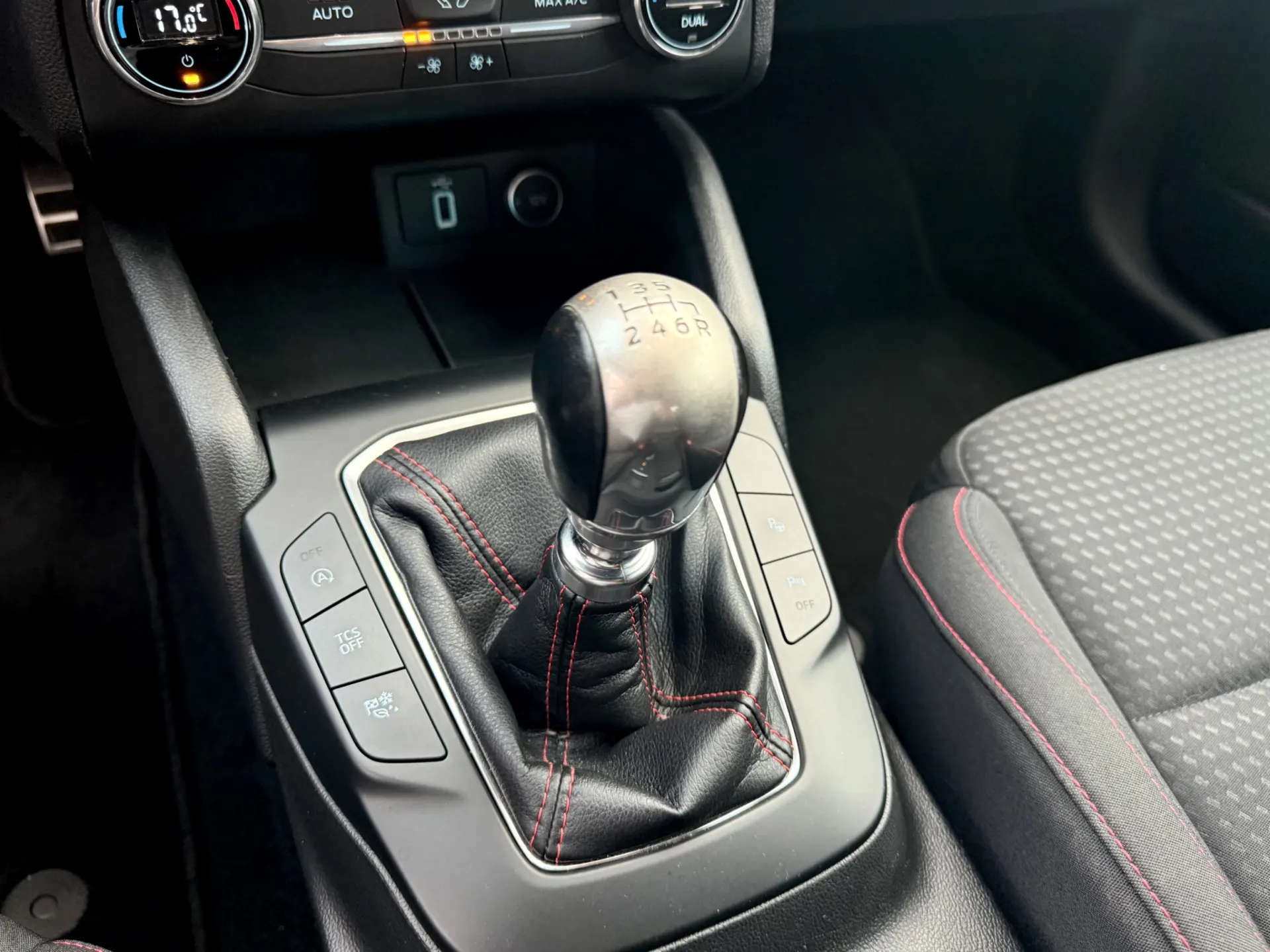 Ford Focus 1.0 EcoBoost ST-Line 25