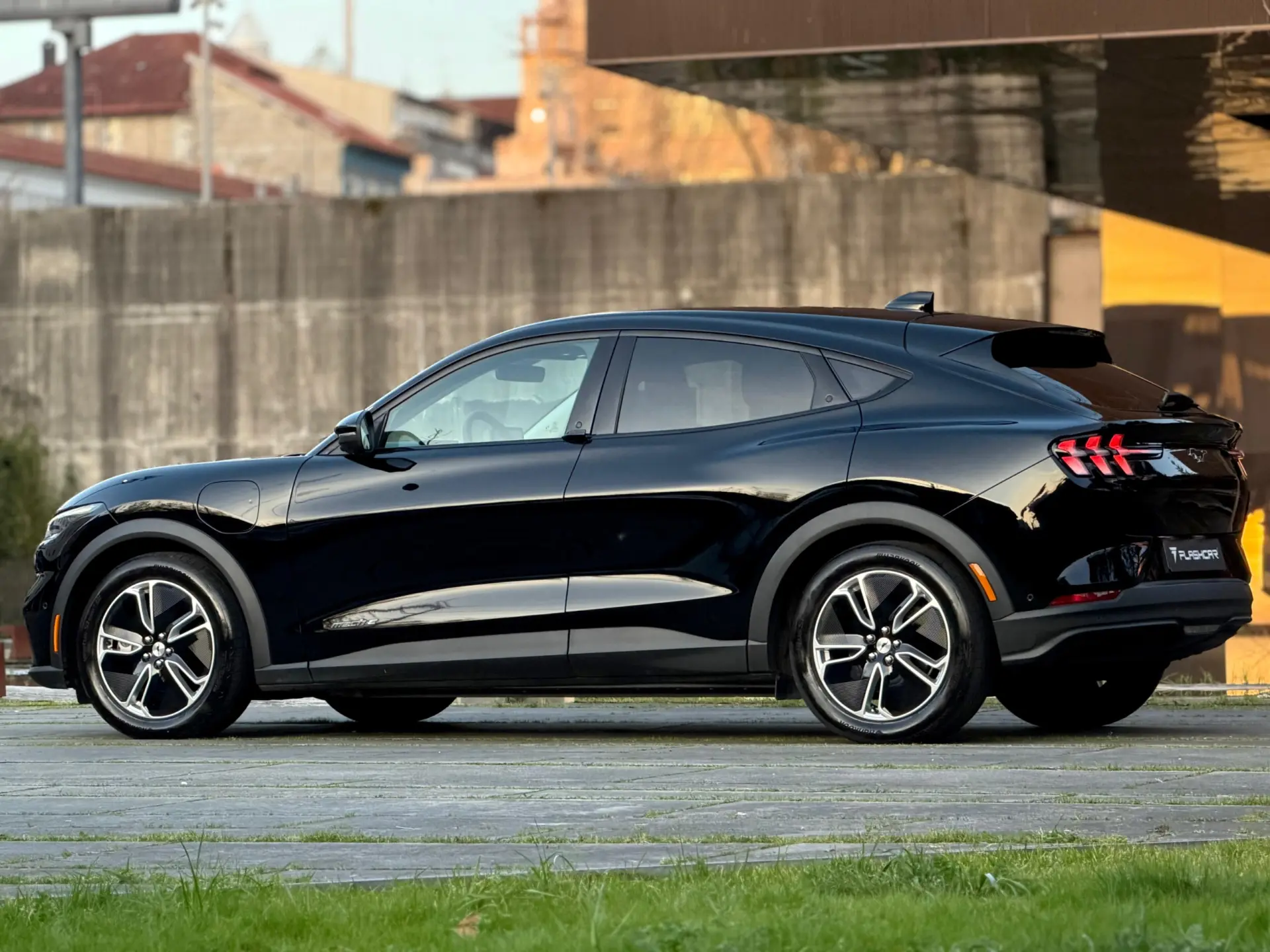 Ford Mustang Mach-E 75.7 kWh Base 5