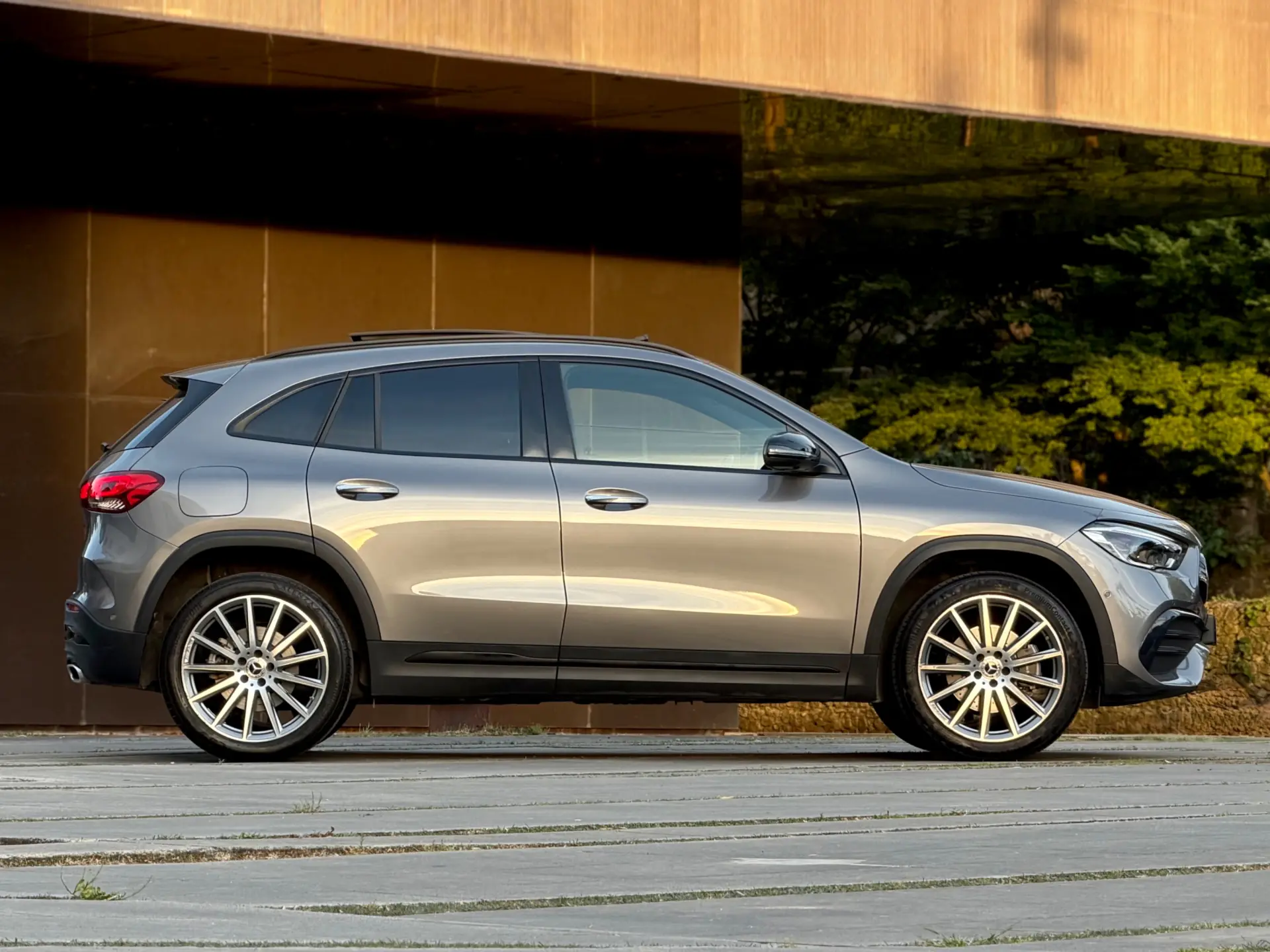 Mercedes-Benz GLA 250 e 8G-DCT AMG Line 5