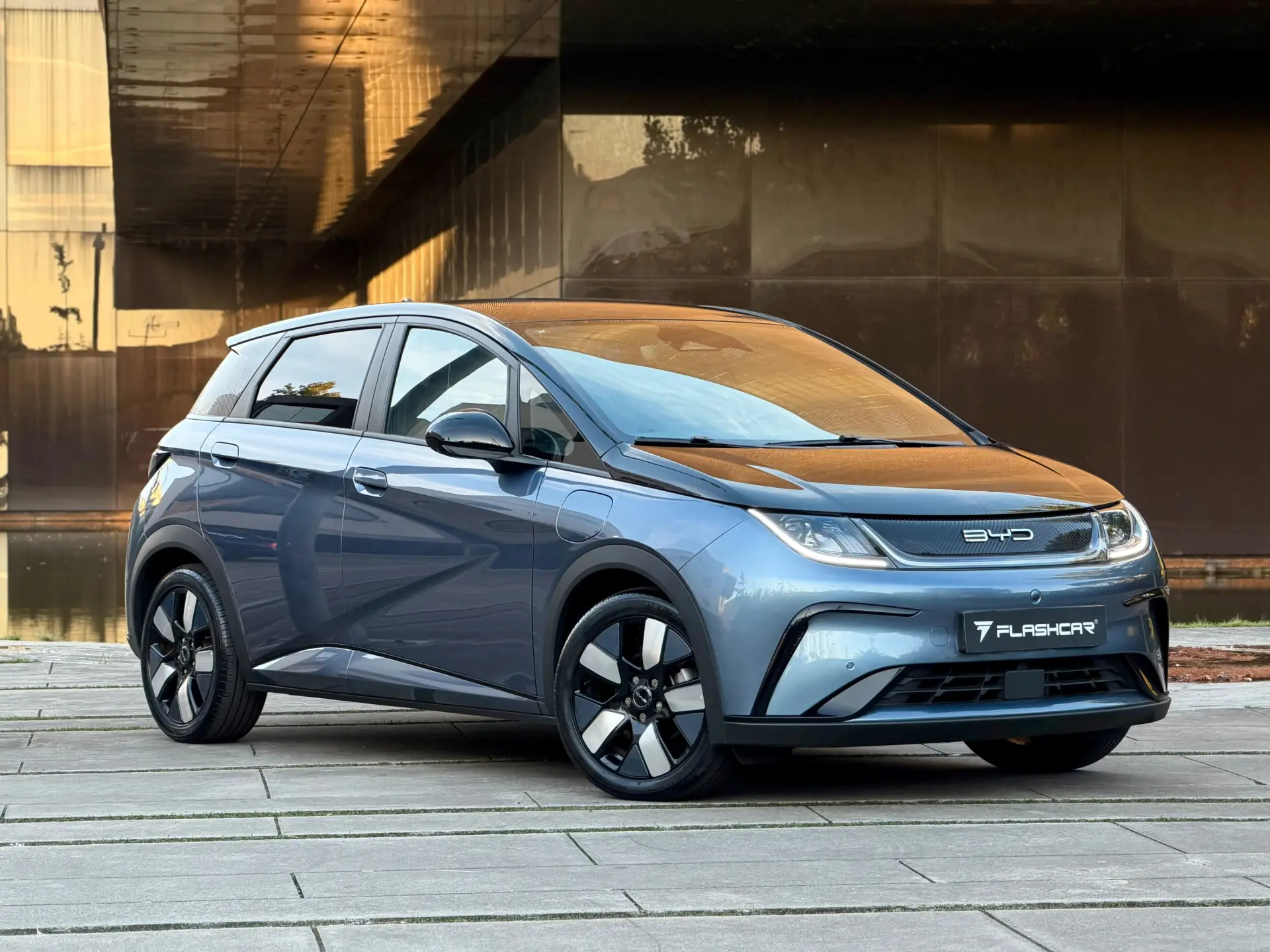 BYD Dolphin 60.4 kWh Design 28