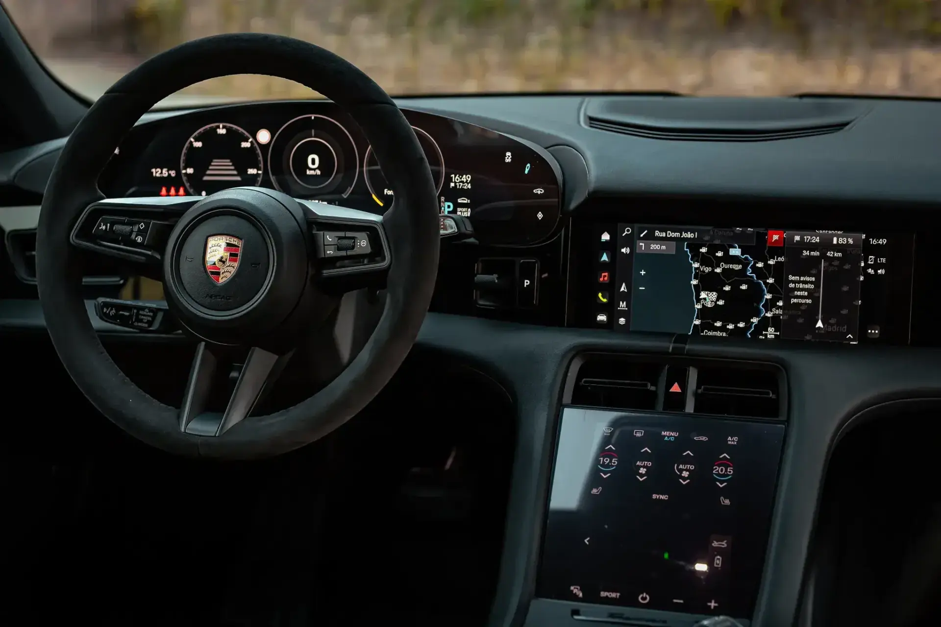 Porsche Taycan Cross Turismo 4 12