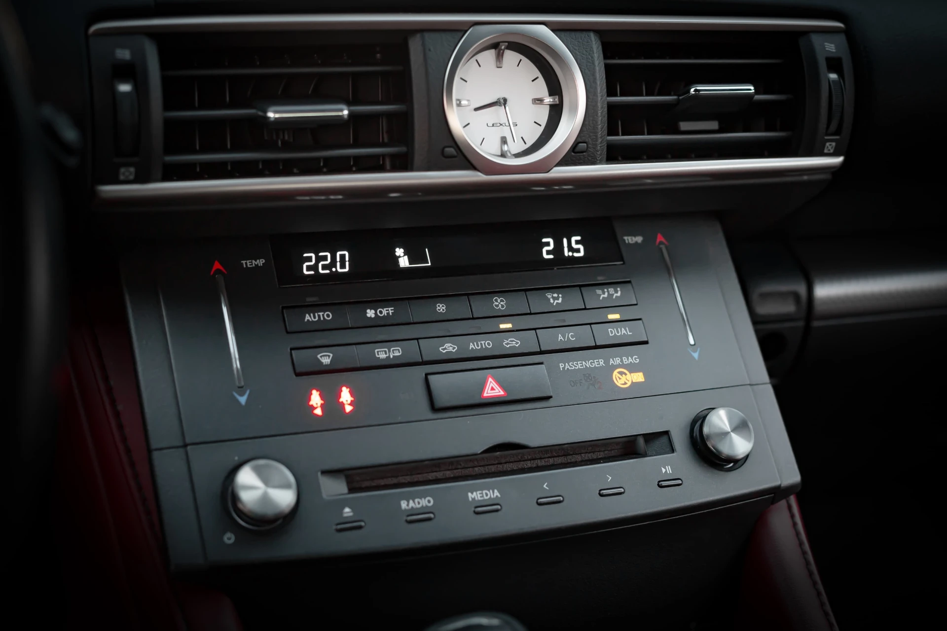 Lexus RC 300h F Sport 27