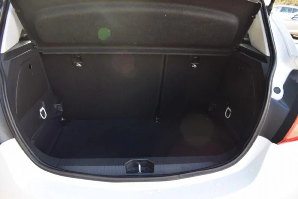 Opel Corsa 1.2 120 Anos 11