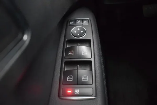 Mercedes-Benz E 300 Bluetec Hybrid Avantgarde 21