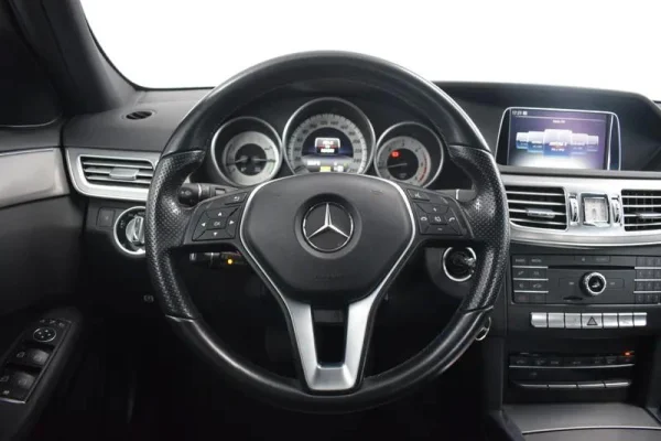 Mercedes-Benz E 300 Bluetec Hybrid Avantgarde 30