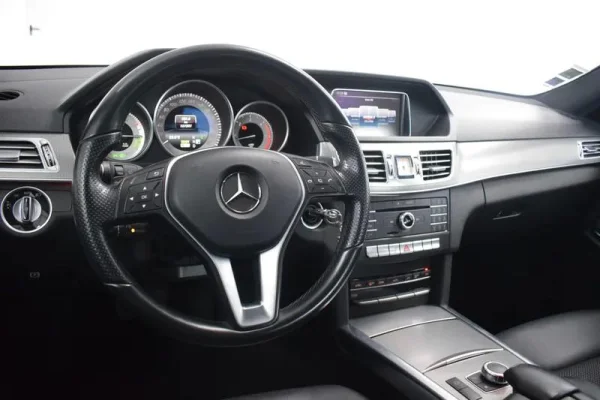 Mercedes-Benz E 300 Bluetec Hybrid Avantgarde 32