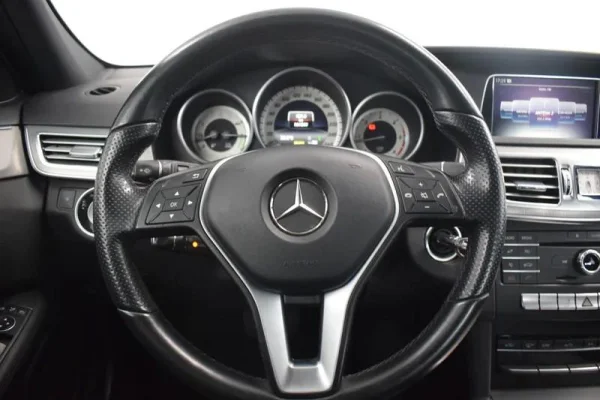 Mercedes-Benz E 300 Bluetec Hybrid Avantgarde 31