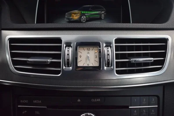Mercedes-Benz E 300 Bluetec Hybrid Avantgarde 37