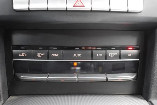 Mercedes-Benz E 300 Bluetec Hybrid Avantgarde 40