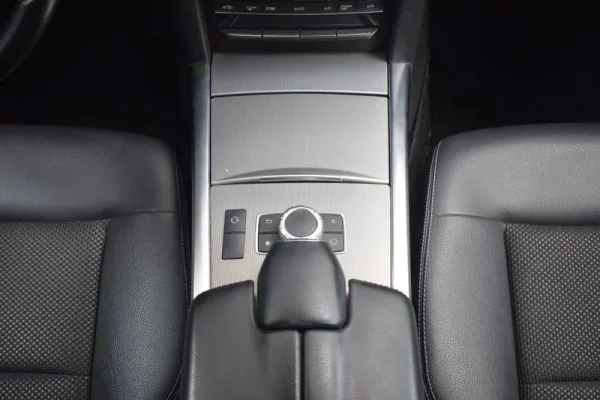 Mercedes-Benz E 300 Bluetec Hybrid Avantgarde 41