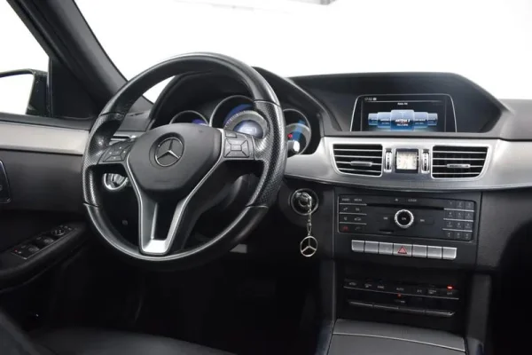 Mercedes-Benz E 300 Bluetec Hybrid Avantgarde 45