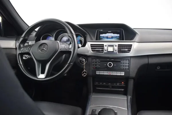 Mercedes-Benz E 300 Bluetec Hybrid Avantgarde 46