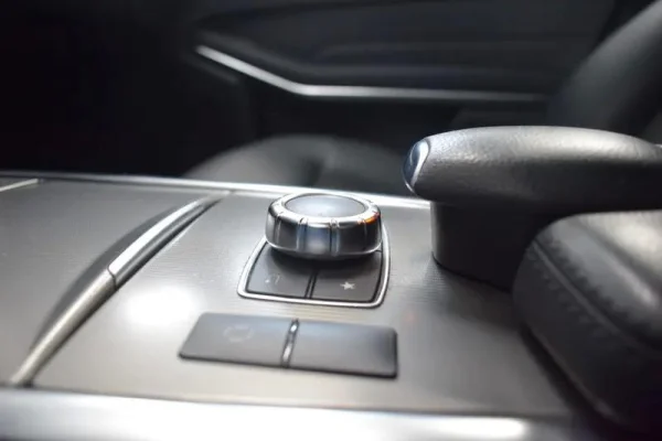 Mercedes-Benz E 300 Bluetec Hybrid Avantgarde 55