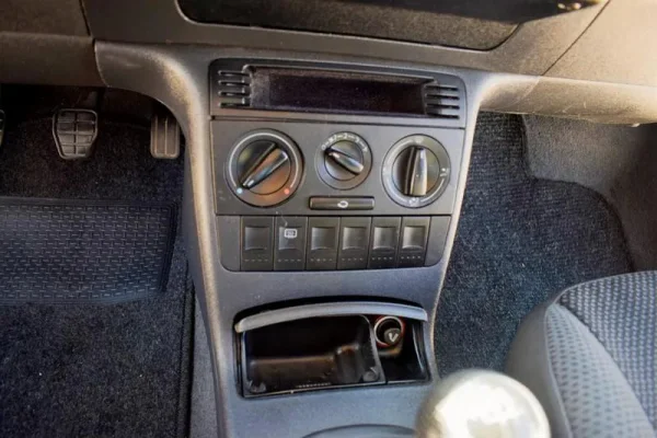 Volkswagen Polo Outro 19
