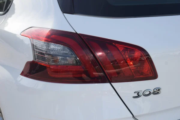 Peugeot 308 1.5 BlueHDi Business Line 18