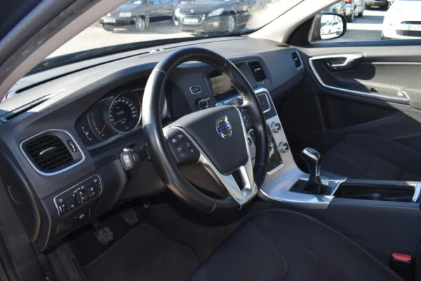 Volvo V60 2.0 D4 Momentum 24
