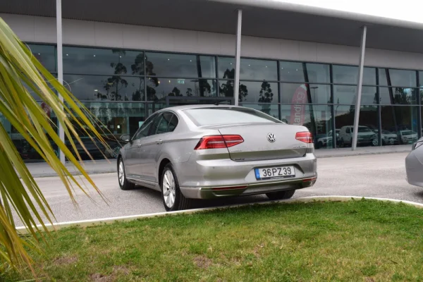 Volkswagen Passat 2.0 TDI Highline 8