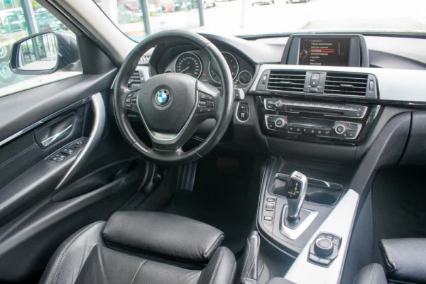 BMW 318 d Touring Sport 13