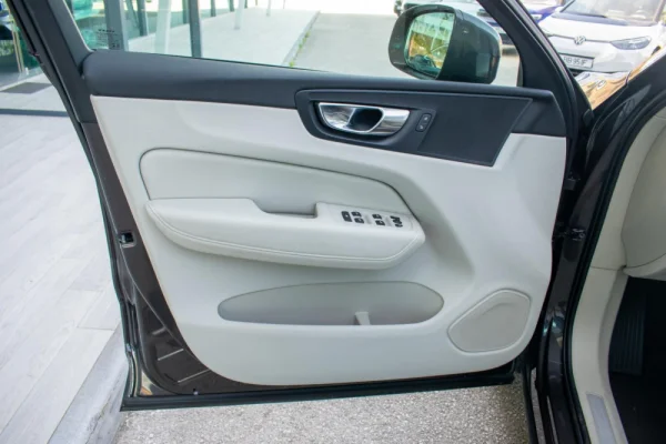 Volvo XC 60 2.0 B4 Momentum 14