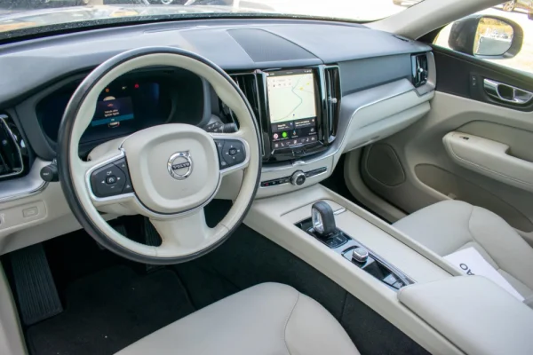 Volvo XC 60 2.0 B4 Momentum 17